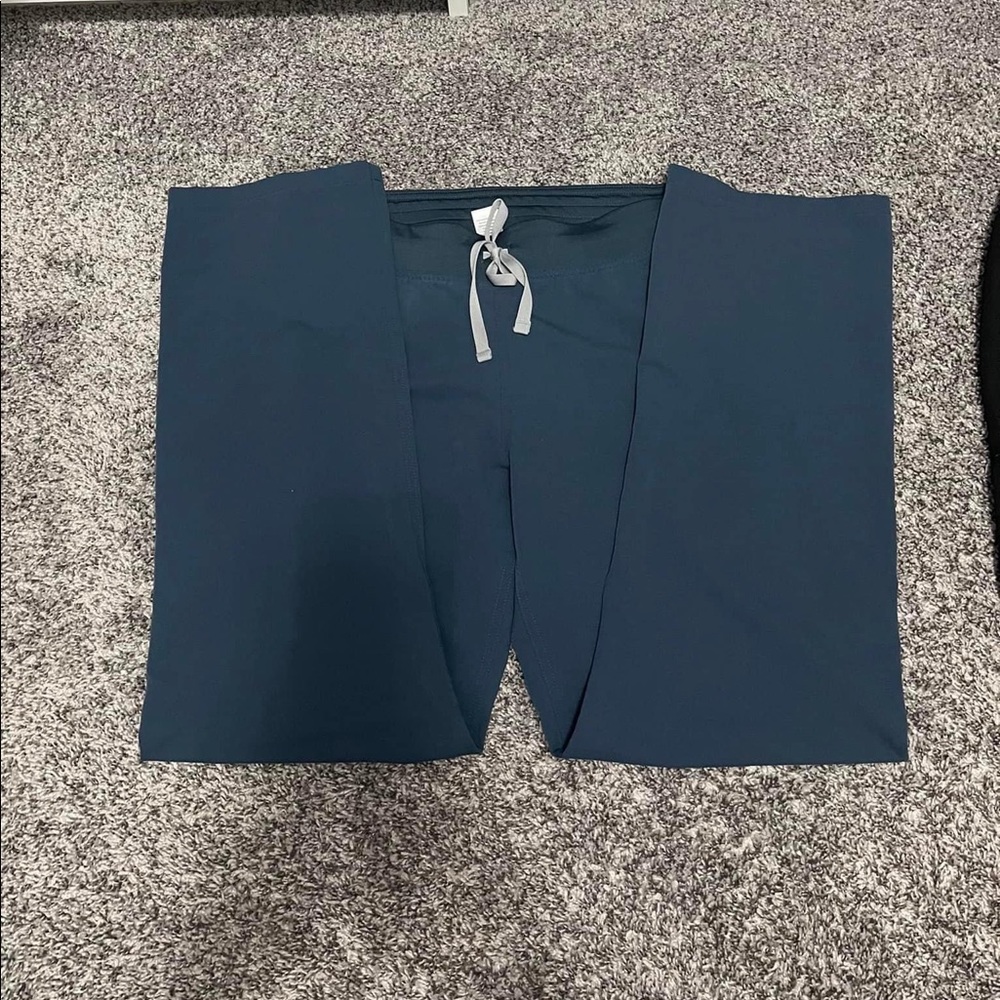 LIVINGSTON Pants. Figs Small Dark Harbor Scrub pants